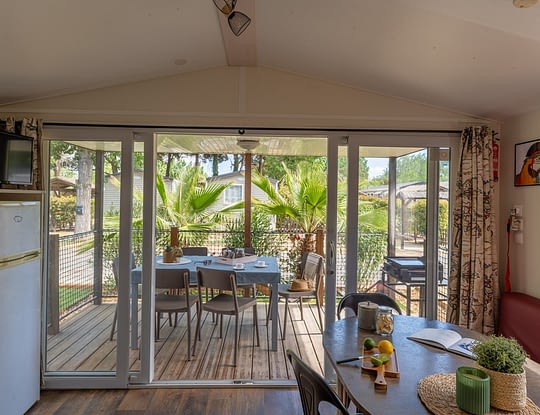 Campingplatz Californie Plage - Mietunterkünfte - Mobilheim Cap\'tain Sparrow Premium - Terrasse und Gartenmöbel