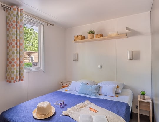 Campingplatz Californie Plage - Mietunterkünfte - Mobilheim Cayo Coco 4 Personen - Zimmer mit großem Doppelbett