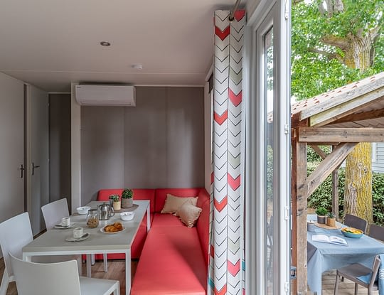 Campingplatz Californie Plage -- Mietunterkünfte - Mobilheim Curacao Prestige - Wohnzimmer