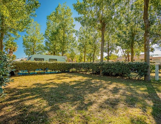 Camping Californie Plage - Hébergements - Emplacement confort avec une surface de 80 m² minimum