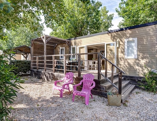 Camping Californie Plage - Hébergements - Mobil-home Cap\'tain Crochet 4 personnes  - Vue de la terrasse semi-couverte
