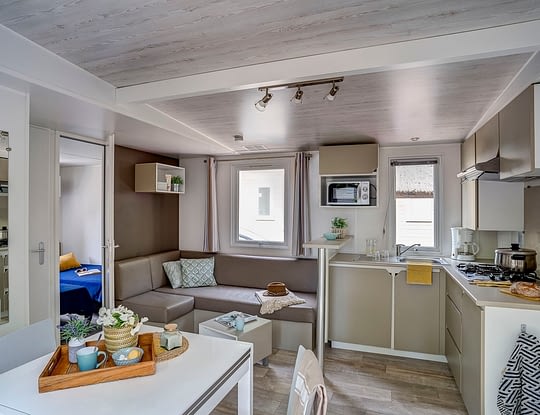 Camping Californie Plage - Hébergements - Mobil-home Cap\'tain Crochet 4 personnes  - Séjour et cuisine équipée
