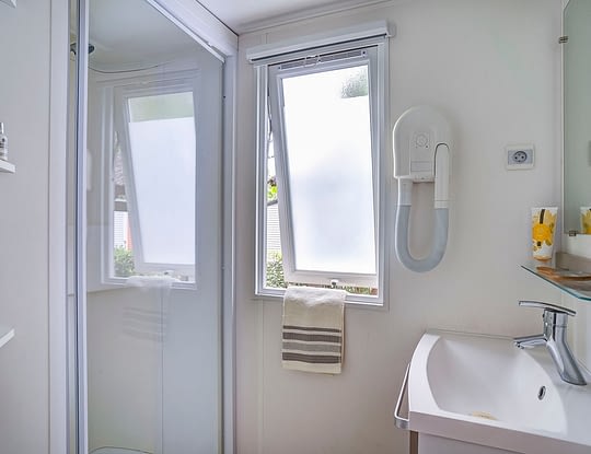 Campingplatz Californie Plage -- Mietunterkünfte -  Mobilheim Moorea Superieur - Badezimmer mit Dusche