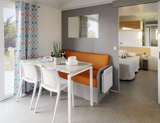 Campingplatz Californie Plage -- Mietunterkünfte - Mobilheim PEM - Wohnzimmer und Blick auf das Elternschlafzimmer