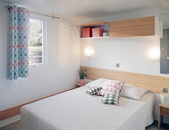 Camping Californie Plage - Hébergements - Mobil-home Cap\'tain Sparrow Premium - Chambre avec un grand lit double