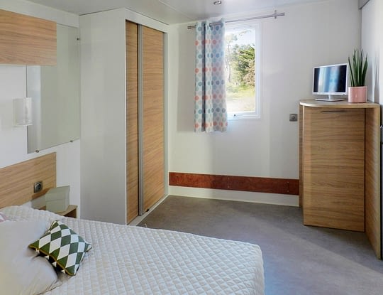 Camping Californie Plage - Hébergements - Mobil-home PMR - Grande chambre pour falicité le passage de chaises roulantes