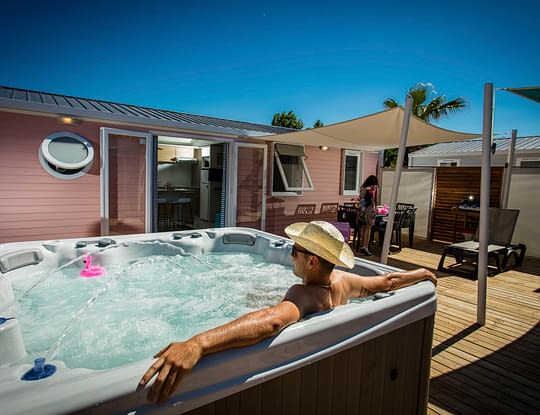 Camping Californie Plage - Hébergements - Mobil-home Caïcos Spa Premium - Terrasse avec spa privatif