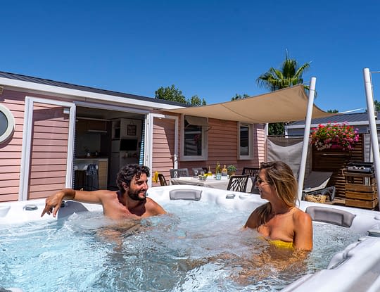 Camping Californie Plage - Hébergements - Mobil-home Caïcos Spa Premium - grande terrasse avec spa privatif