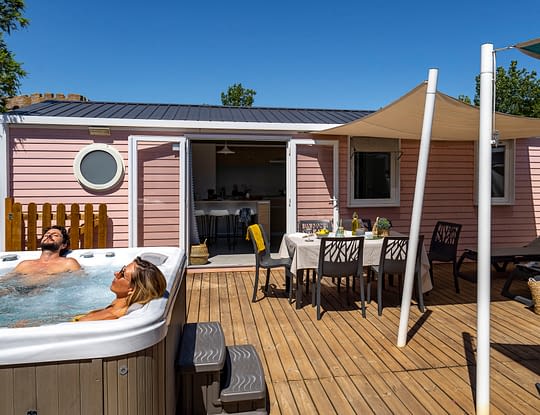 Camping Californie Plage - Hébergements - Mobil-home Caïcos Spa Premium - Salon de jardin et spa privatif