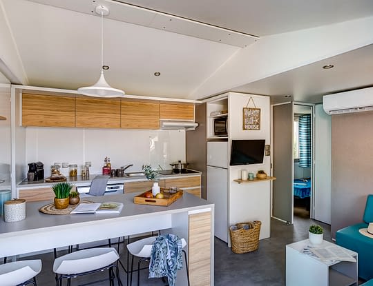 Camping Californie Plage - Hébergements - Mobil-home Caïcos Spa Premium - Cuisine équipée