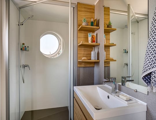 Camping Californie Plage - Hébergements - Mobil-home Caïcos Spa Premium - Grande salle de bain