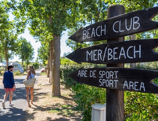 Camping Californie Plage - Galerie photo - Camping avec aire de sport et allées végétalisées