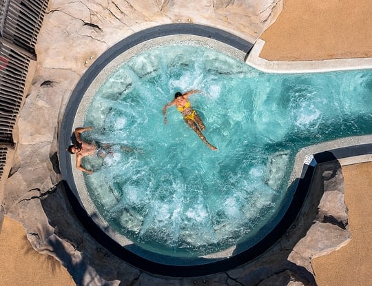Camping Californie Plage - Galerie photo - vue aérienne des bain à remous