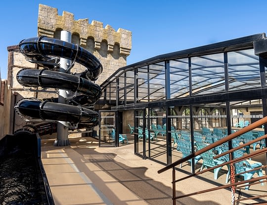 Camping Californie Plage - Galerie photo - Vue du toboggan et de la piscine couverte