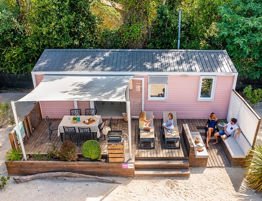 Camping Californie Plage - Galerie photo - Hébergement entouré de végétation idéal pour la famille