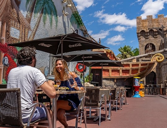 Camping Californie Plage - Galerie photo - Couple mangeant sur la terrasse du restaurant-bar \"Le Black Pearl\"