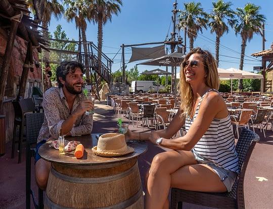 Camping Californie Plage - Galerie photo - Terrasse du restaurant en cœur de village
