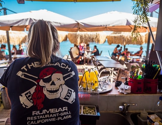 Camping Californie Plage - Galerie photo - Serveuse du restaurant-bar \"Le Beach\"