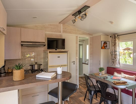 Camping Californie Plage - Hébergements - Mobil-home Cap\'tain Crochet 4 personnes - Cuisine équipée et séjour