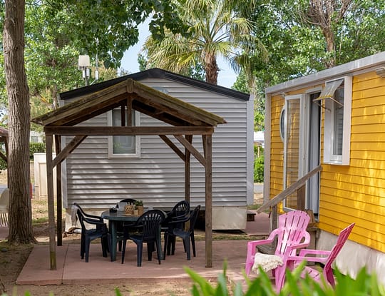 Camping Californie Plage - Hébergements - Mobil-home Cayo Coco 4 personnes - Terrasse couverte de la location
