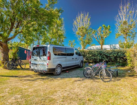 Camping Californie Plage - Hébergements - Emplacement Premium pour caravanes