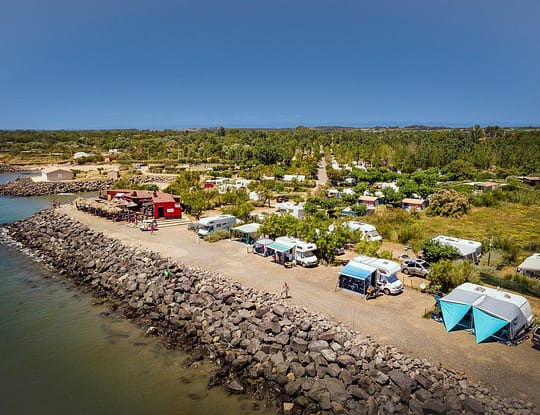 Camping Californie Plage - Hébergements - Emplacement vue mer - vue aérienne des emplacement face à la mer