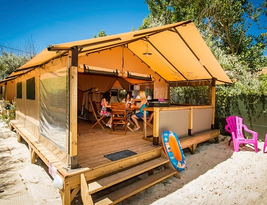 Camping Californie Plage - Hébergements - Lodge Walibou 5 personnes Confort - Terrasse couverte et salon de jardin