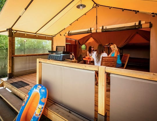 Camping Californie Plage - Hébergements - Lodge Walibou 5 personnes Confort - Vue de la terrasse couverte