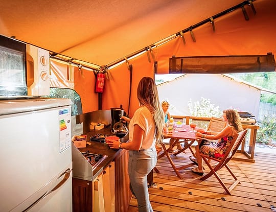Camping Californie Plage - Hébergements - Lodge Walibou 5 personnes Confort - Cuisine et terrasse