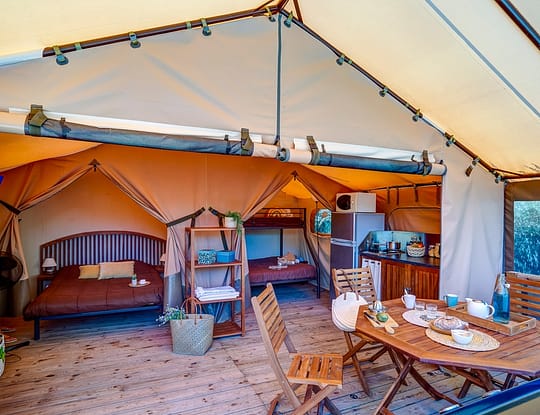 Camping Californie Plage - Hébergements - Lodge Walibou 5 personnes Confort - Vue de la terrasse, de la cuisine et dans deux chambres
