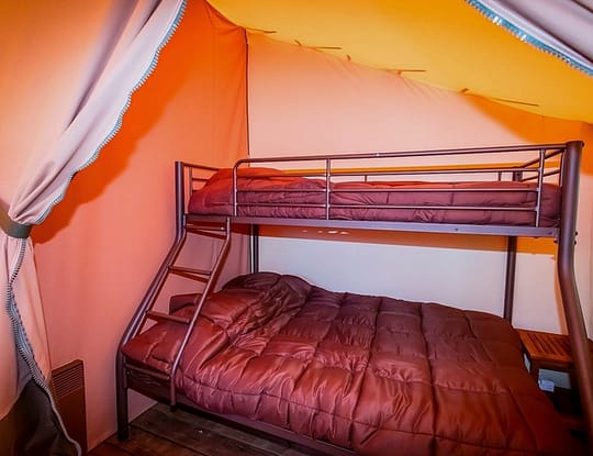 Camping Californie Plage - Hébergements - Lodge Walibou 5 personnes Confort - Vue de la chambre avec lit superposés