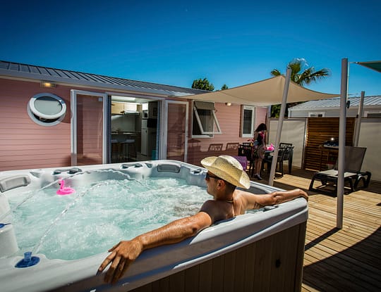 Camping Californie Plage - H&eacute;bergements - Mobil-home Ca&iuml;cos Spa Premium - Terrasse avec spa privatif