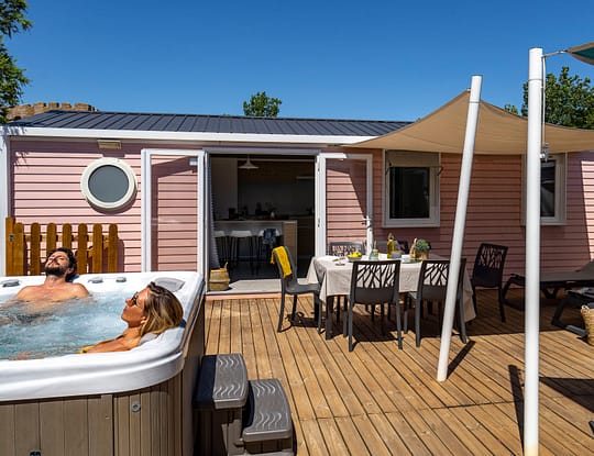 Camping Californie Plage - H&eacute;bergements - Mobil-home Ca&iuml;cos Spa Premium - Salon de jardin et spa privatif