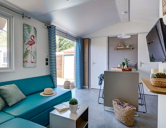 Camping Californie Plage - H&eacute;bergements - Mobil-home Ca&iuml;cos Spa Premium - S&eacute;jour et cuisine &eacute;quip&eacute;e