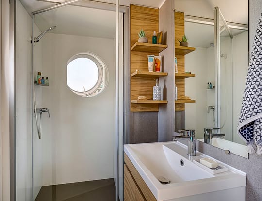 Camping Californie Plage - H&eacute;bergements - Mobil-home Ca&iuml;cos Spa Premium - Grande salle de bain