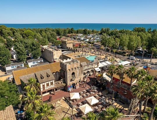 Camping Californie Plage - Photo gallery - Aerial view of pirates\' square and a view of the rental accommodation and the sea