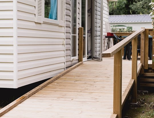 Camping Zelaia - MH Confort PMR 4 personnes - Rampe d\'acc&egrave;s &agrave; l\'h&eacute;bergement