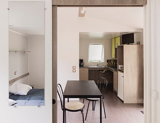 Camping Zelaia - MH Confort PMR 4 personnes - Salon et cuisine