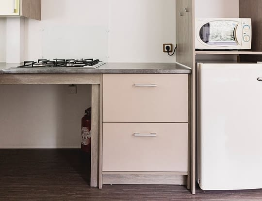 Camping Zelaia - MH Confort PMR 4 personnes - Vue de la cuisine adapt&eacute; aux personnes &agrave; mobilit&eacute; r&eacute;duite