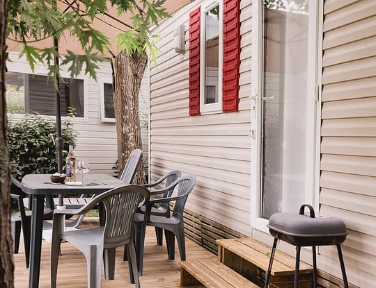 Camping Zelaia - Mobil-home confort 4 personnes - Terrasse avec barbecue et salon de jardin