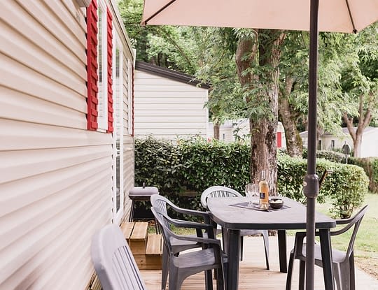 Camping Zelaia - Mobil-home confort 4 personnes - Terrasse avec salon de jardin