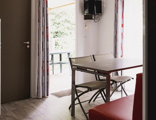 Camping Zelaia - Mobil-home confort 4 personnes - Salon et terrasse