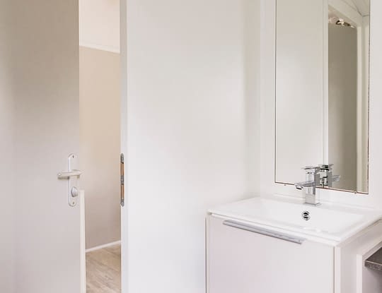 Camping Zelaia - Mobil-home confort 4 personnes - Salle d\'eau avec lavabo et douche