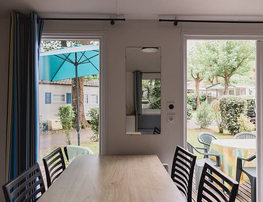 Camping Zelaia - Mobil-home sup&eacute;rieur 6 personnes - Salon et terrasse