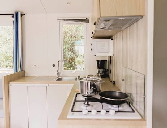 Camping Zelaia - Mobil-home sup&eacute;rieur 6 personnes - Cuisine &eacute;quip&eacute;e