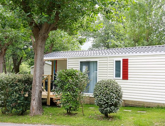 Camping Zelaia - Mobil-home sup&eacute;rieur 4 personnes - Terrasse et ext&eacute;rieur arbor&eacute;