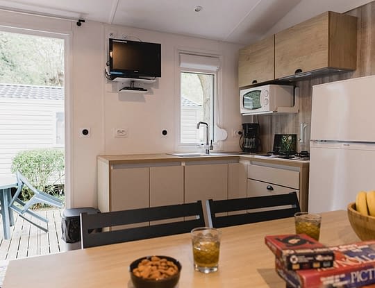 Camping Zelaia - Mobil-home sup&eacute;rieur 4 personnes - Salon