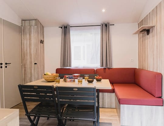 Camping Zelaia - Mobil-home sup&eacute;rieur 4 personnes - Salon