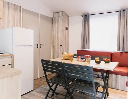 Camping Zelaia - Mobil-home sup&eacute;rieur 4 personnes - Salon et cuisine