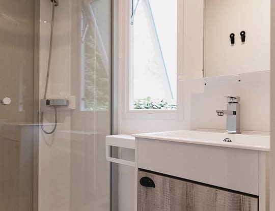 Camping Zelaia - Mobil-home sup&eacute;rieur 4 personnes - Salle de bain